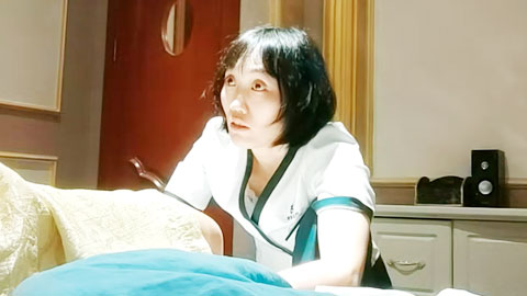 迷妹推荐--会所女技师骑在身上摸屌，扒下裤子磨蹭骚逼，硬了一下插入，翘起屁股爆操