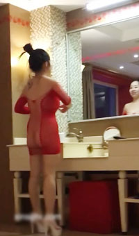 酒店爆操身材丰满少妇，穿着各式性感情趣内衣，洗漱台、椅子、沙发处处是战场，骚货表情到位，叫声淫荡