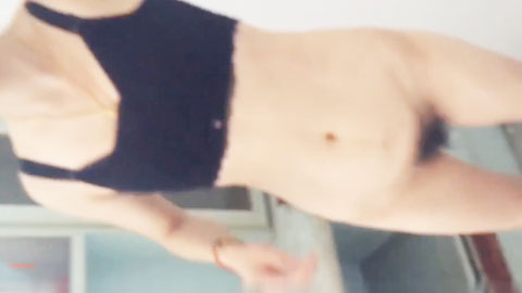 迷妹推荐--美容院离异的熟女老板娘，毛发旺盛性欲很强，应该是很长时间没有滋润了，对白精彩