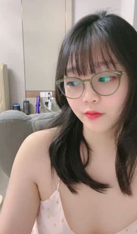 甜美眼镜美少女桃子！极品大肥臀超诱人！特写屁股抖动，手指拍打小穴扣弄，流出好多白浆