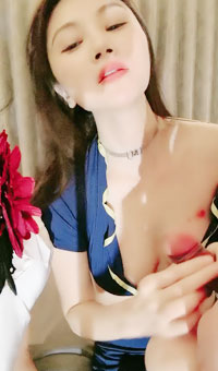 模特女神小姐姐，极品美臀包臀裙被大叔操，扶腰后入一顿怼，操完不尽兴假屌插_cut_001