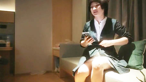 迷妹推荐--风情万种胸大肤白，近距离口交特写，后入啪啪乳浪翻滚