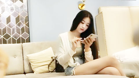 迷妹推荐--齐逼牛仔短裤修长美腿，花臂纹身拨开内裤舔逼