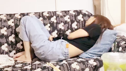 迷妹推荐--23岁美甲店小姐姐 被操出血了