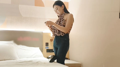 迷妹推荐--约了一个穿着非常性感的漂亮妹妹，紧身牛仔裤勾勒妖娆身材非常带感，干到后面下面都干肿了水都流干了，最后让她给我口爆了