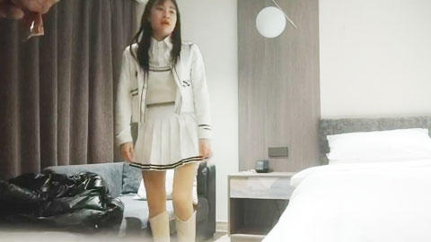 迷妹推荐--白靴超短裙小姐姐，69姿势舔弄骚逼，翘起屁股后入猛顶，搞得妹子瘫软低吟