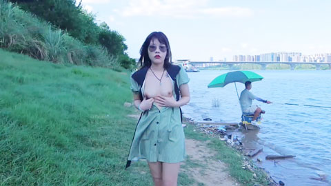 迷妹推荐--户外露出放尿，圆脸纯欲小姐姐，超清画质极致视听