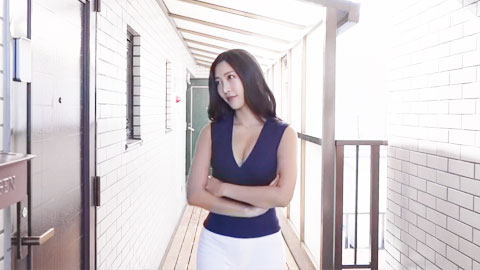 隔壁人妻看到放学回家的小弟弟两眼放光