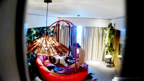 迷妹推荐--最新流出的情趣酒店摄像头偷拍情侣做爱，在这酷刑房里做爱别有一番滋味，黑丝妹子被炮友爆草