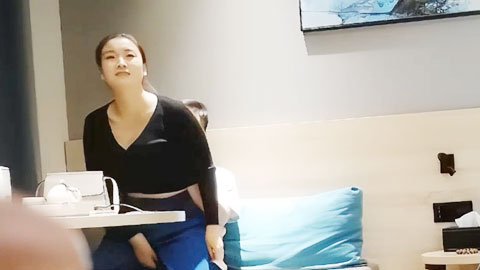 迷妹推荐--气质美女小姐姐 化妆品销售兼职外围 换上黑丝白衬衫全程娇喘淫叫非常真实