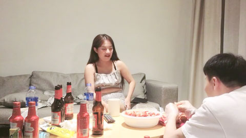 迷妹推荐--笑起来甜美长裙妹纸，喝喝酒玩玩游戏，尽兴后入再开操骑乘猛