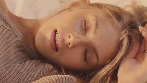 哥哥回来时看到妹妹独自在床上发骚