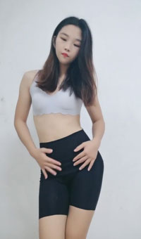 清纯的中生妹妹全程露脸大秀直播，道具玩逼跳蛋摩擦浪叫呻吟，在狼友的调教下脱光漏出小奶子，表情好骚啊