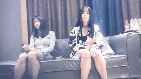 迷妹推荐--约了个两个00后嫩妹双飞啪啪，穿上网袜高跟鞋跪着口交侧入抽插猛操