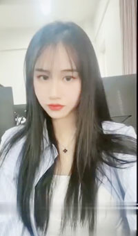 就喜欢这么清纯的，还带点反差，直接颜射骚脸 逼脸同框，化身打桩机的他