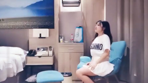 迷妹推荐--甜美大奶萌妹子酒店啪啪，洗完澡穿上情趣装制服口交插嘴，蓝色丝袜翘起屁股后入