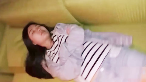 迷妹推荐--大学妹子被实习领导下药，沙发上无套内射