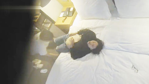 迷妹推荐--摄像头偷拍热恋情侣进房就激情拥抱亲吻脱掉衣服狂干一炮