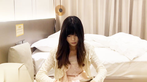 迷妹推荐--约了个十分有女友感的妹子，抱着做很舒服，妹子还是个白虎，小穴一根毛都没有各种姿势抽插