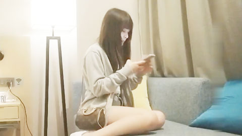 迷妹推荐--清纯邻家美女，白嫩温柔沙发抠穴，花式啪啪猛男体力强悍