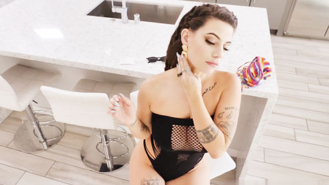 路旁等车的少女