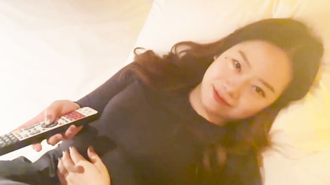 迷妹推荐--漂亮黑丝少妇吃鸡啪啪_身材真好_看着我_开房跟中年上司偷情_皮肤白皙_主动脱裤子舔鸡吧_被无套输出_表情舒坦