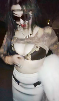 富姐晚上约两个猛男野外3P手上的宝石戒指把人家的鸡巴都划出血了