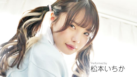 傲气十足的雌性小鬼的黑色紧身裤先扒手向下看，用脚铲败北射精！松本一香渚光希__001