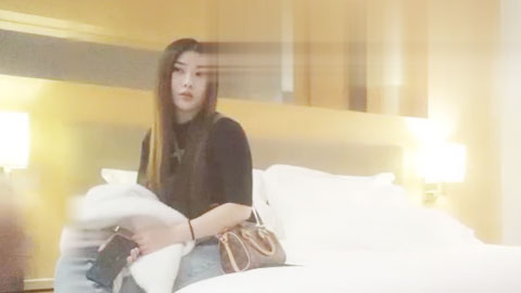 迷妹推荐--叫了个大只女生，还搞起全身按摩，女上位的时候，感觉小鸡巴都被吃了