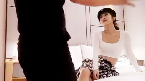 迷妹推荐--约了个苗条身材大奶妹子酒店啪啪乳推口交舔弄大力猛操呻吟娇喘诱人,