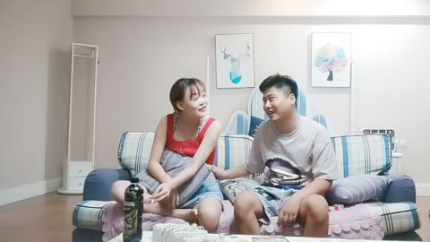 迷妹推荐--陌陌约甜美小姐姐，揉揉奶子沙发上操一会，骑乘抽插转战到卧室，扶着小腰后入撞击猛操