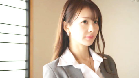 倾听丈夫抱怨的上司与欲求不满的妻子在唾液交织的接吻中达到高潮的内射性交__002