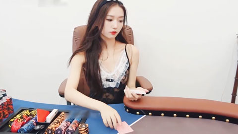 迷妹推荐--女荷官灵灵让一位老板赢了很多钱，老板见灵灵美貌色心大起在厕所将其强上