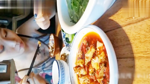 迷妹推荐--渣男周末约公司新来的美女一起吃饭_趁她上厕所在水里下药迷翻_干完清理干净帮她把衣服穿上