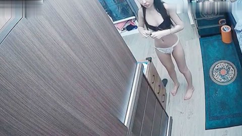 迷妹推荐--偷拍夫妻日常性生活客厅房间啪啪极品夫妻貌似发现_摄像头移动被破解了也不拆_除