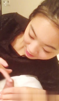 美女玩的不亦乐乎，熟练的技巧，知道龟头才是男人最敏感地方