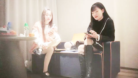 迷妹推荐--卷毛哥约啪2位高颜值美女双飞,换上情趣黑丝轮流爆插一次后,又把年轻水嫩的那位留下单独干--01