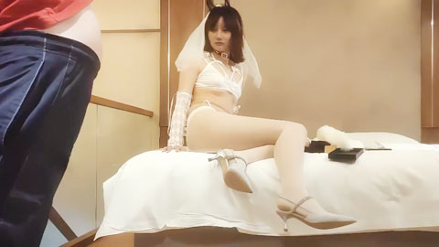 迷妹推荐--约良家妹子，换上情趣装高跟鞋，开档白丝肛塞尾巴口交插嘴，翘起屁股后入大力猛操、