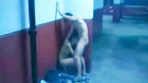 迷妹推荐--小区地下停车场脱光打炮MP4110M胆子大的一对情侣，_小区地下停车场脱光打炮