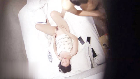 迷妹推荐--摄像头偷拍_哥哥你不要动，妹妹我全自动小哥不忘拿起手机自拍