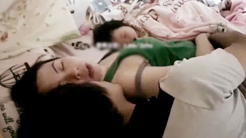 迷妹推荐--破解家庭网络摄像头遥控摄像头偷拍女儿刚睡着就破不急待和媳妇过性生活