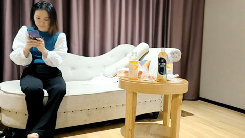 迷妹推荐--再约美容院良家少妇，激情不断再干一炮，沙发上美臀打桩机