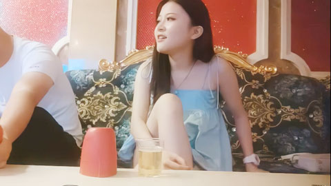 迷妹推荐--摇摇塞子进入正题，撩起裙子要看逼逼，大白屁股骑乘啪啪啪心疼妹子