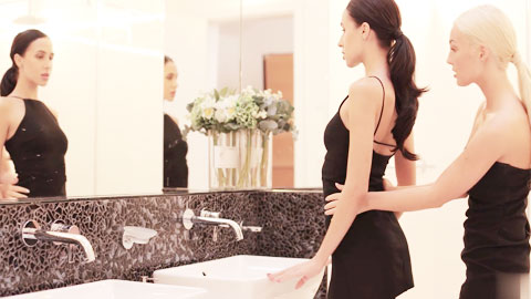 一切为了让顾客满意 两妹子一起上