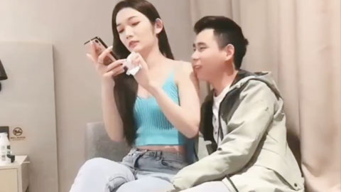 迷妹推荐--颜值身材一流 不过最难能可贵是自信  发话说20分钟必定令男人射出来 拭目以待吧