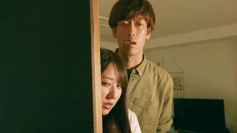 拉着隔壁小哥哥一起现场观看姐姐表演