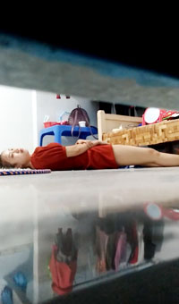 出租房门底偷拍美女_没想到她在自慰_真想去帮她一下_好像被发现了她都无所谓