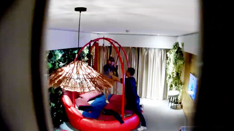 迷妹推荐--情趣酒店房偷拍，小胖哥朋友介绍来的情趣刑房酒店，带着少妇体验体验这种刺激的场景