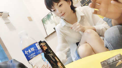 迷妹推荐--搭讪25岁小姐姐，欲拒还迎小骚逼，激情交合