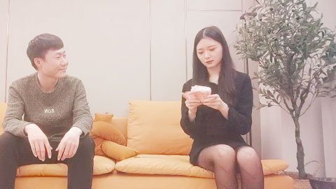 迷妹推荐--170CM黑丝美腿，温柔文静现金支付，清晰拍摄视角好，拉着头发后入骑乘爆插